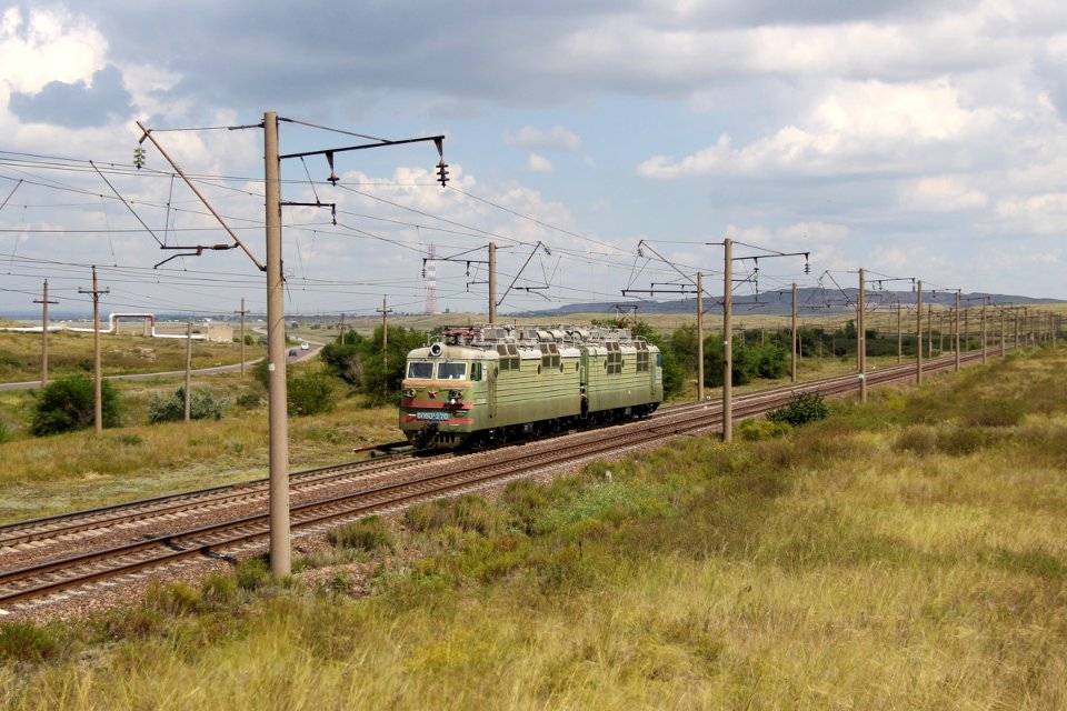 ВЛ80С-270,_Казахстан,_Карагандинская_область,_перегон_Карабас_-_Топар_(Trainpix_171476)