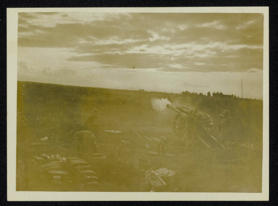A_barrage_commences_at_the_break_of_dawn,_Bestanddeelnr_158-1083
