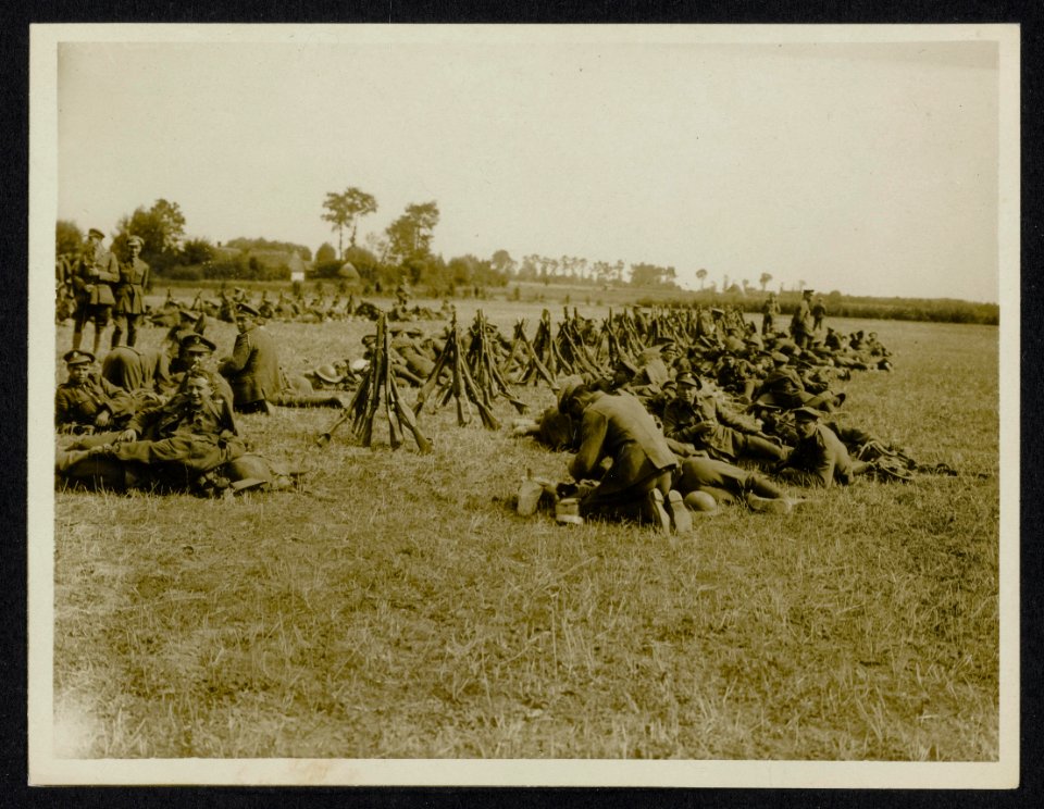 A_Battalion_of_the_Royal_Fuseliers_resting_in_a_cornfield_near_the_front,_Bestanddeelnr_158-1053