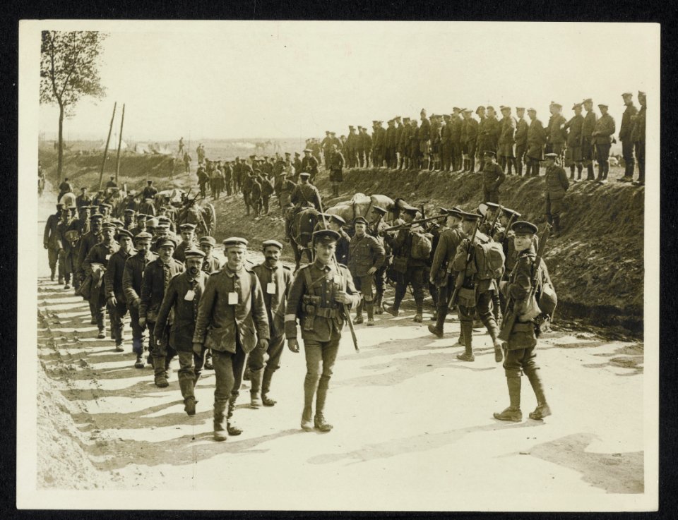 A_batch_of_Boche_prisoners_taken_at_Ginchy_are_watched_by_troops,_Bestanddeelnr_158-1032