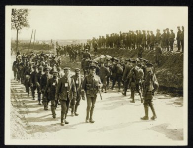 A_batch_of_Boche_prisoners_taken_at_Ginchy_are_watched_by_troops,_Bestanddeelnr_158-1032