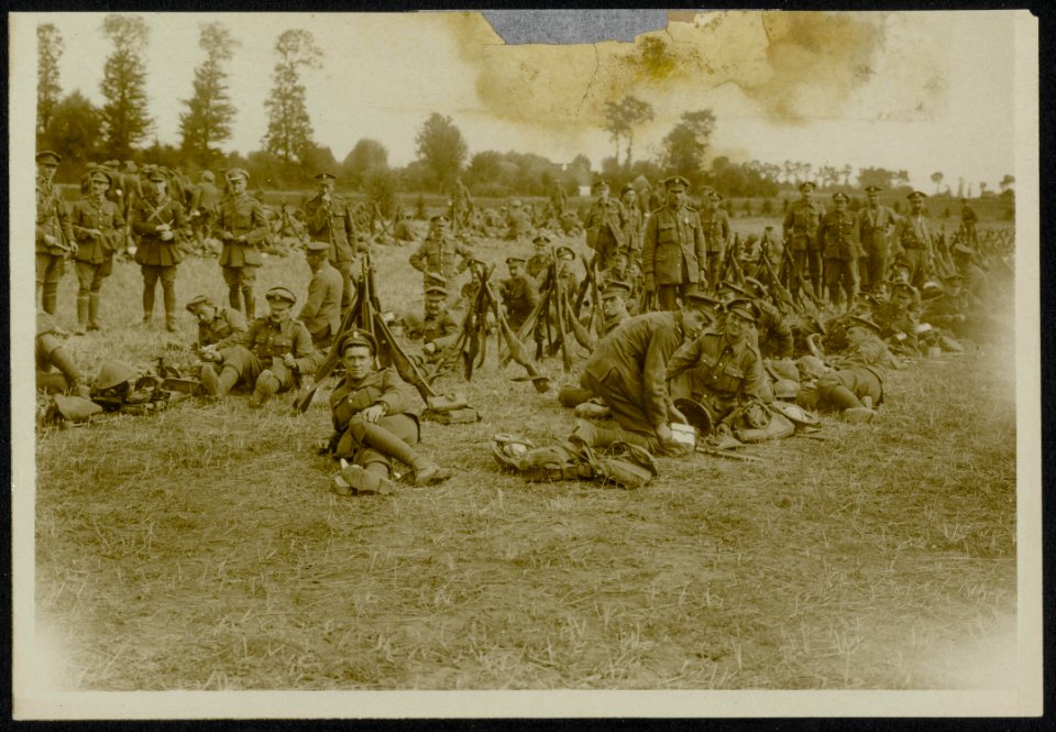 A_battalion_of_the_Royal_Fusiliers_resting_in_a_cornfield_near_the_front,_Bestanddeelnr_158-0078