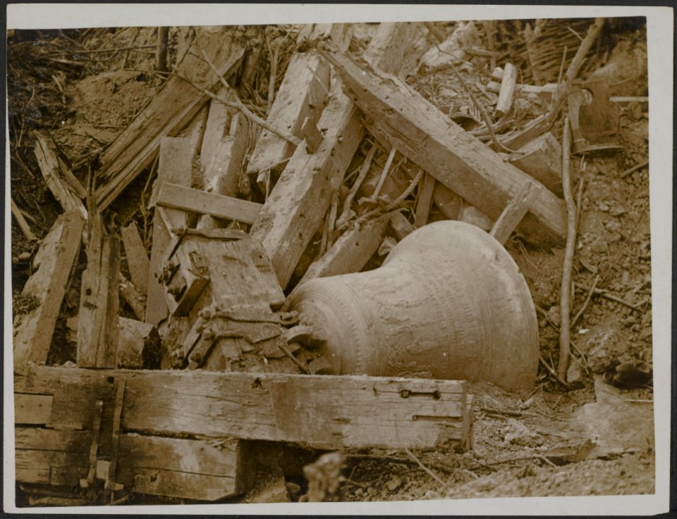 A_bell_in_a_German_trench_at_Grand_Bois_near_Wytschaete.,_Bestanddeelnr_158-2057