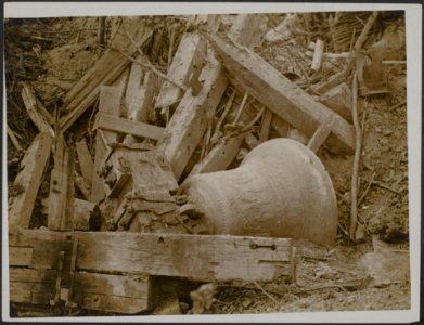 A_bell_in_a_German_trench_at_Grand_Bois_near_Wytschaete.,_Bestanddeelnr_158-2057