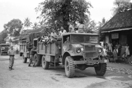 A.A.T._trucks_van_de_W.-Brig._volgeladen_met_TNI-soldaten_passeren_Banjoemas_op_,_Bestanddeelnr_1527-2-2