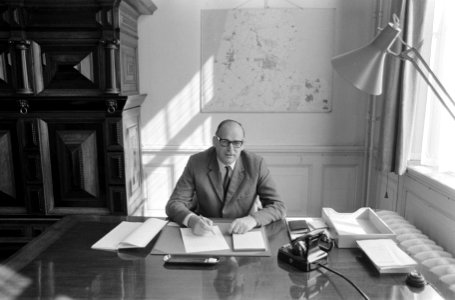 A.A._Verheij_in_zijn_werkkamer,_Bestanddeelnr_919-5438
