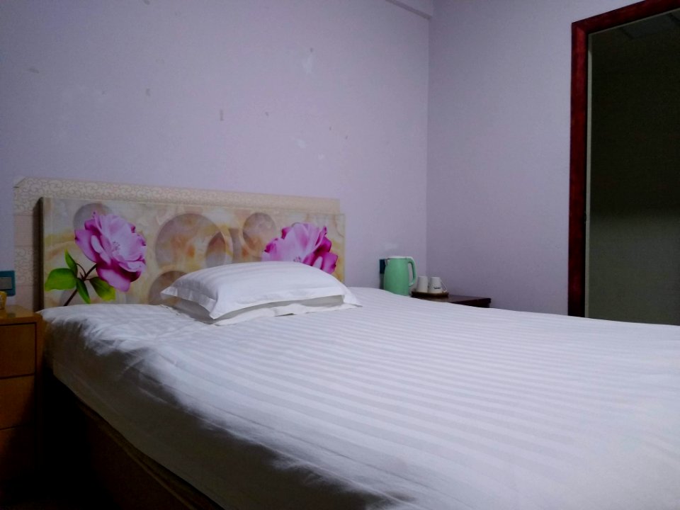 A_bed_at_the_Shaoguan_Pengyue_Guesthouse