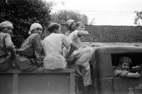 A.A.T._trucks_van_de_W.-Brig._volgeladen_met_TNI-soldaten_passeren_Banjoemas_op_,_Bestanddeelnr_1527-1-2