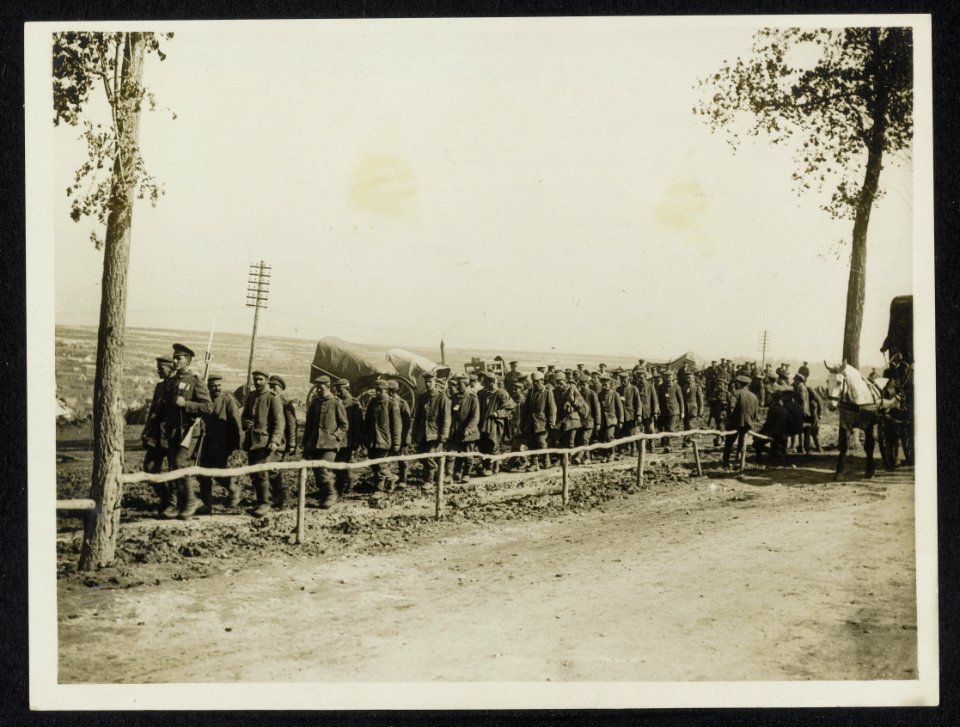 A_batch_of_prisoners_taken_at_Ginchy,_Bestanddeelnr_158-1026