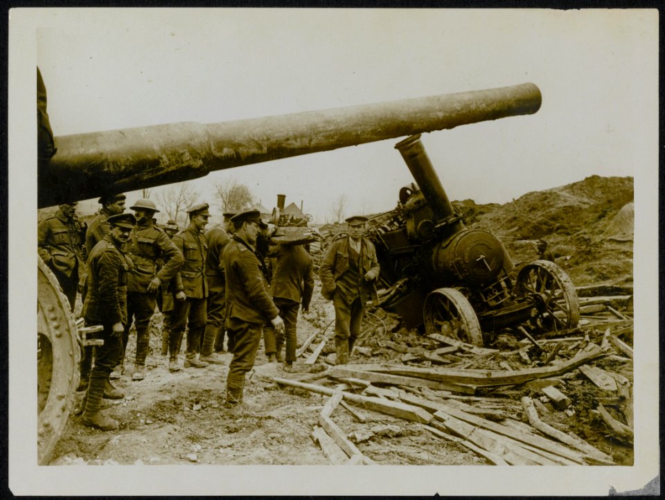 A_big_gun_whose_tractor_has_got_in_slight_difficulty,_Bestanddeelnr_158-0120