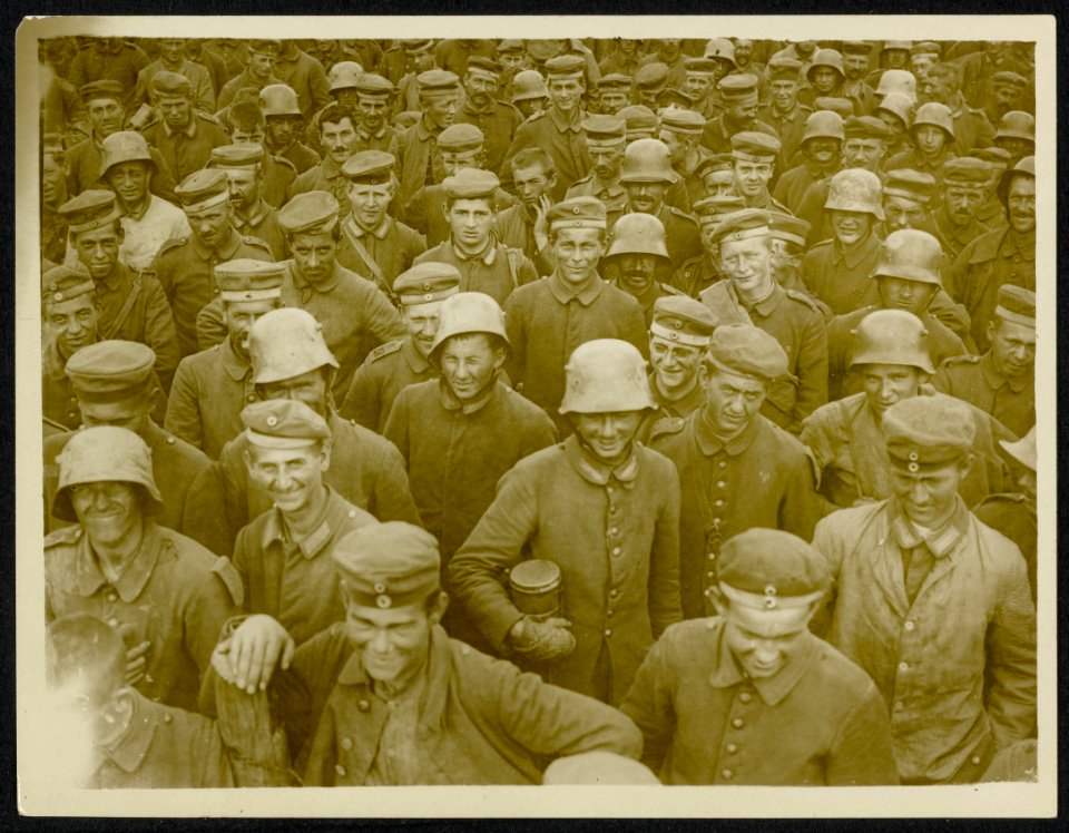 A_big_batch_of_prisoners_captured_in_the_new_successes_of_the_British._They_are_,_Bestanddeelnr_158-1419