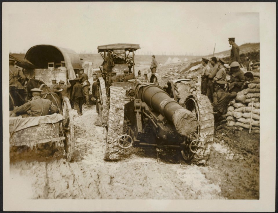 A_big_gun_going_up_in_bad_weather,_Bestanddeelnr_158-2842