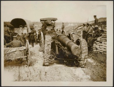 A_big_gun_going_up_in_bad_weather,_Bestanddeelnr_158-2842