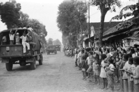 A.A.T._trucks_van_de_W.-Brig._volgeladen_met_TNI-soldaten_passeren_Banjoemas_op_,_Bestanddeelnr_1527-3-2
