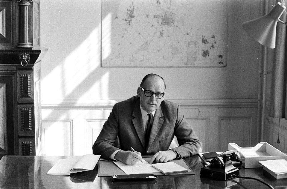 A.A._Verheij_in_zijn_werkkamer,_Bestanddeelnr_919-5440