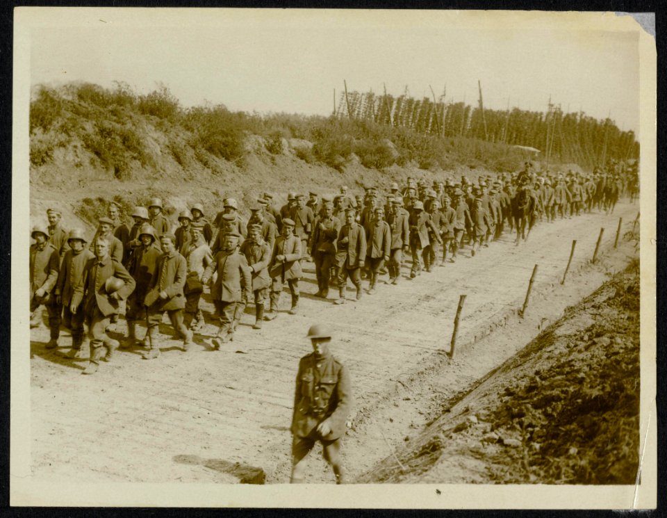 A_big_batch_of_prisoners_being_marched_to_railhead.,_Bestanddeelnr_158-1421