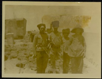 A_change_of_hats,_Bestanddeelnr_158-1493