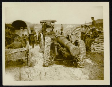 A_big_gun_going_up_in_bad_weather,_Bestanddeelnr_158-1020
