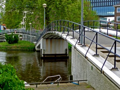 A_close-up_of_the_foot-_bicycle_bridge_between_Muidergracht_and_Roeterseiland,_Amsterdam;_high_resolution_image_by_FotoDutch_in_June_2013 photo
