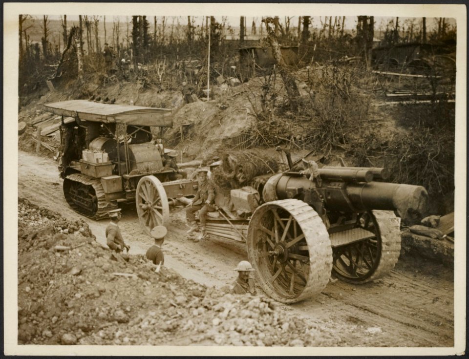 A_big_gun_going_up,_Bestanddeelnr_158-2824
