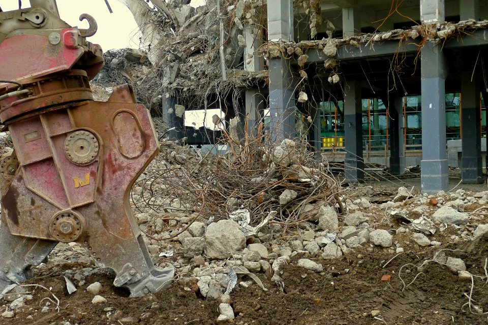 A_close-up_photo_of_the_demolition_of_the_C.S._Post_Building_Amsterdam_on_Oosterdokseiland,_February_2011