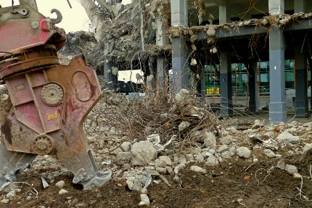 A_close-up_photo_of_the_demolition_of_the_C.S._Post_Building_Amsterdam_on_Oosterdokseiland,_February_2011 photo