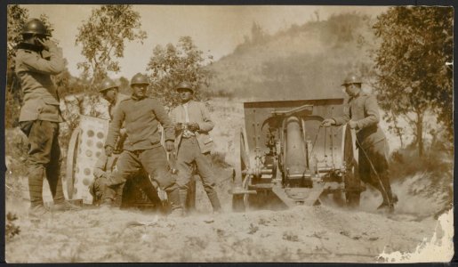 A_6_howitzer_in_action,_Bestanddeelnr_158-2399