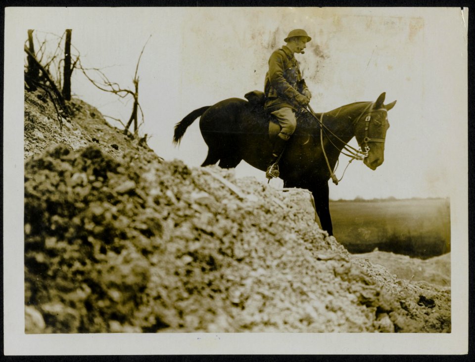 A_cavalry_Oficer_negotiates_a_mined_road,_Bestanddeelnr_158-0037