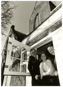 A._vander_Steur,_G._van_de_Ree-Scholtens_en_S._Groenveld_kijken_uit_het_raam_van_het_Gemeente-archief_aan_de_Jansstraat._NL-HlmNHA_54035301
