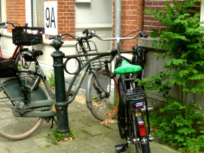 A_close-up_photo_of_parked_bicycles_in_the_Plantage_Parklaan_in_Amsterdam_city;_high_resolution_image_by_FotoDutch_in_June_2013