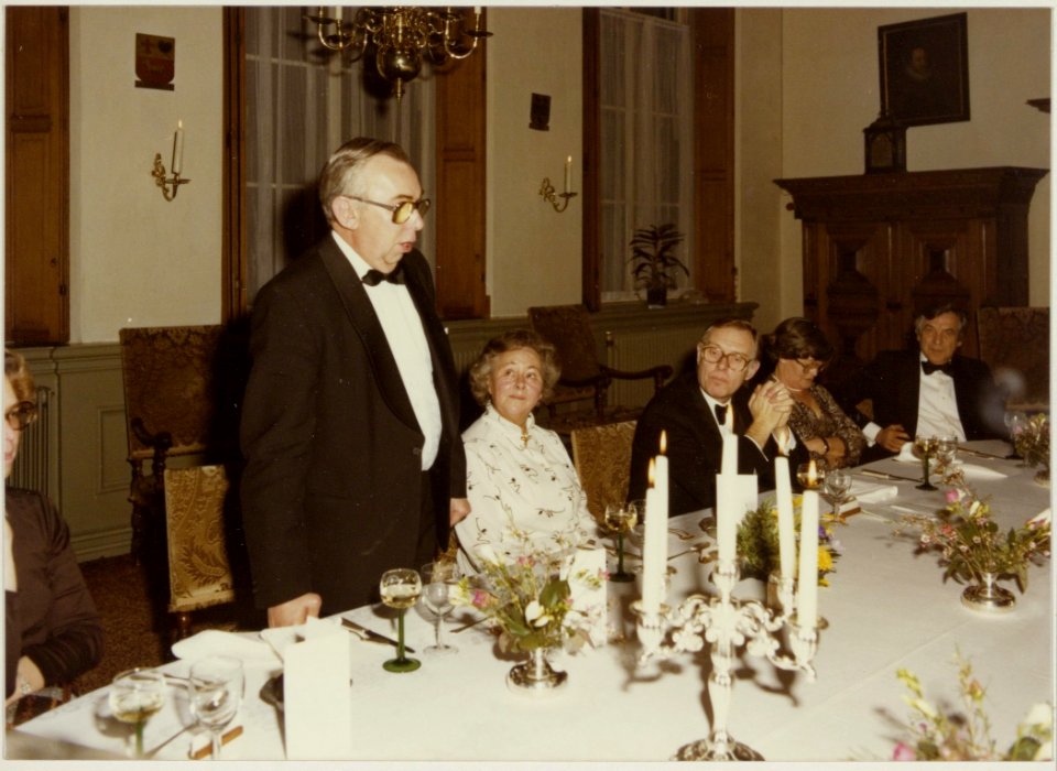 A._Thuis_houdt_toespraak_op_het_afscheidsdiner_voor_wethouder_L.D._van_den_Berg_(CDA,_NL-HlmNHA_54014094_01