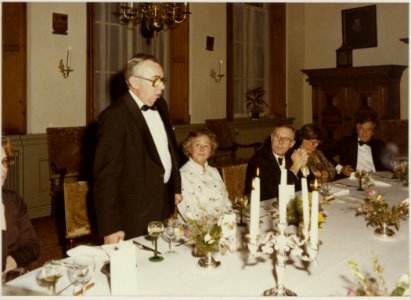 A._Thuis_houdt_toespraak_op_het_afscheidsdiner_voor_wethouder_L.D._van_den_Berg_(CDA,_NL-HlmNHA_54014094_01