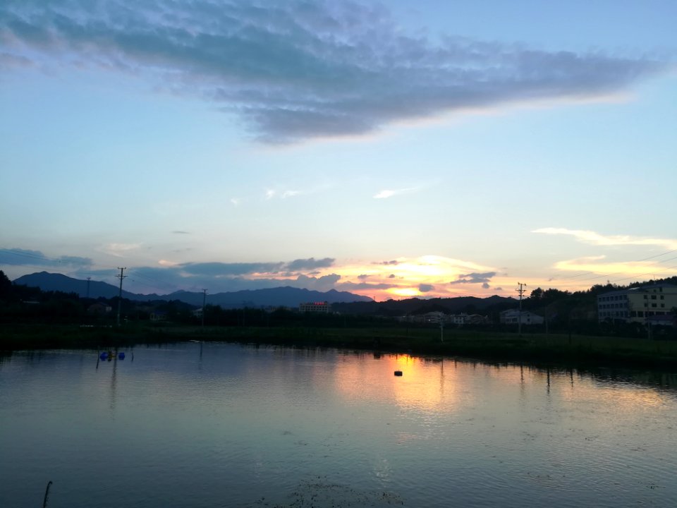 A_distant_view_of_Qingshanqiao_Town_and_Hongjia_Mountain_(left)_in_Ningxiang,_Hunan,_China,_25_June_2018