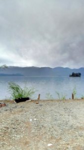 A_dog_fell_asleep_in_front_of_Lugu_Lake