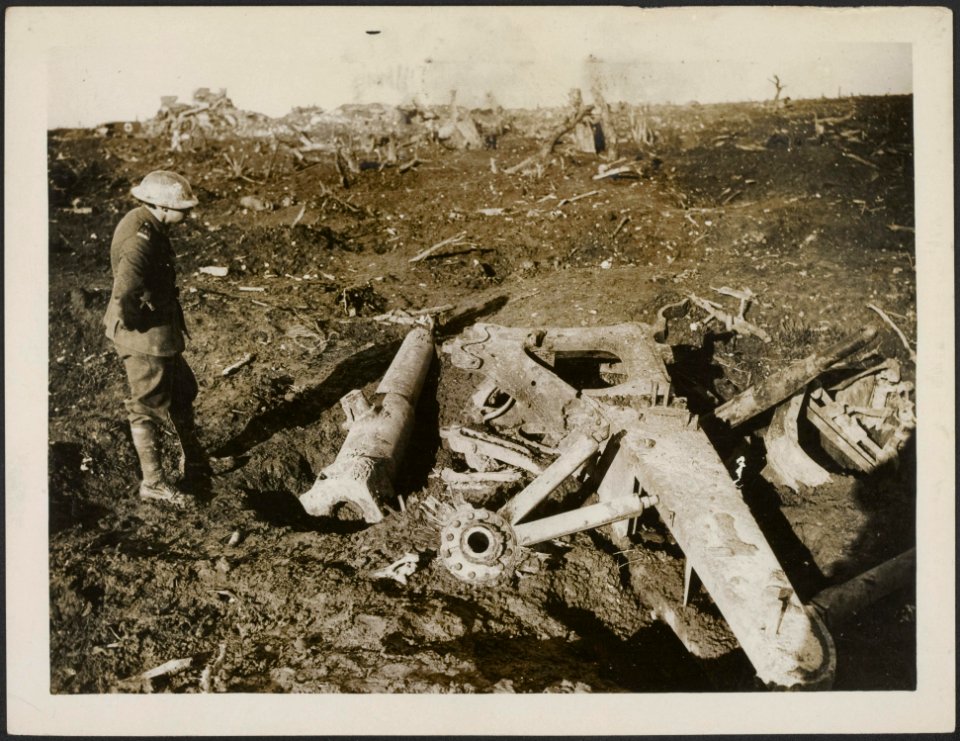 A_destroyed_German_field_gun_on_the_Canadian_front,_Bestanddeelnr_158-1705