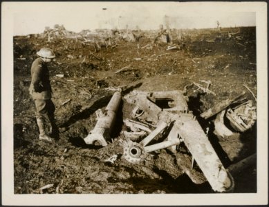 A_destroyed_German_field_gun_on_the_Canadian_front,_Bestanddeelnr_158-1705