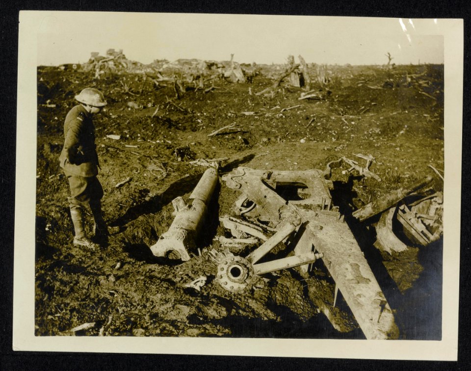 A_destroyed_German_field_gun_on_the_Canadian_front,_Bestanddeelnr_158-1154
