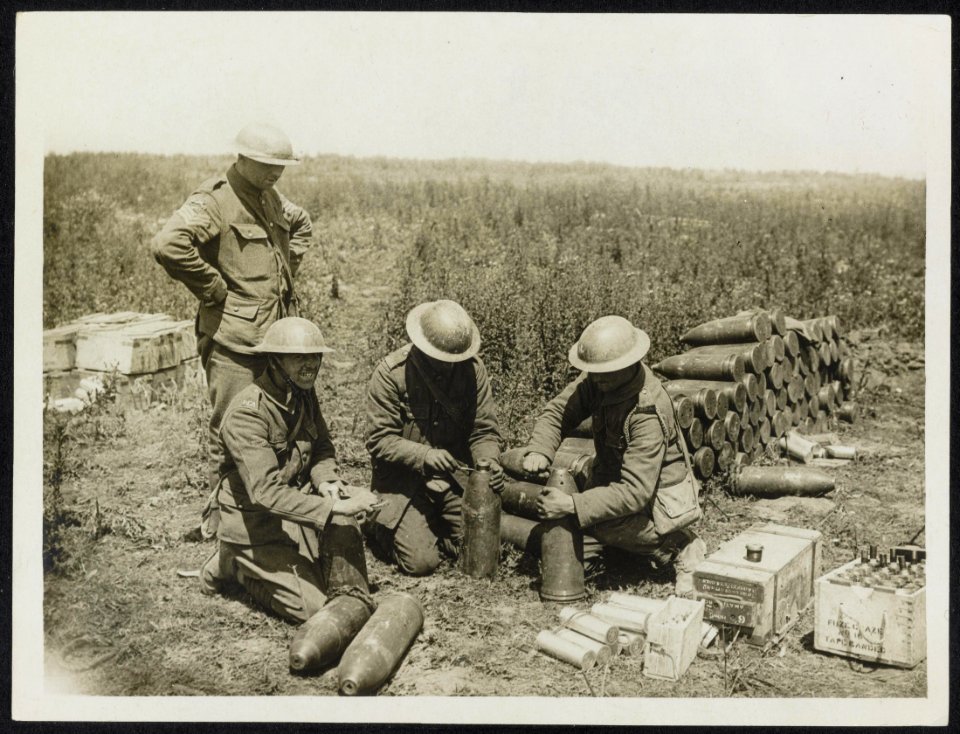A_delicate_operation_-_setting_fuses._On_right_can_be_seen_a_few_of_the_shells_r,_Bestanddeelnr_158-0906