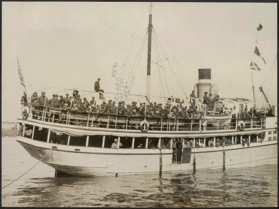 A_daily_scene_at_Salonica._Greek_Volunteers_arriving_to_join_the_new_force.,_Bestanddeelnr_158-2171