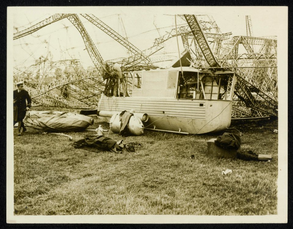 A_damaged_gondola_with_a_collapsable_boat_lying_near.,_Bestanddeelnr_158-1400