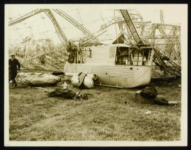 A_damaged_gondola_with_a_collapsable_boat_lying_near.,_Bestanddeelnr_158-1400