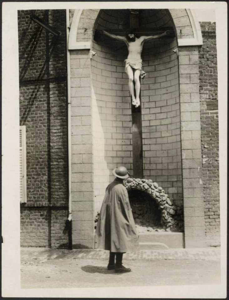 A_crucifix_near_the_trenches,_Bestanddeelnr_158-2341