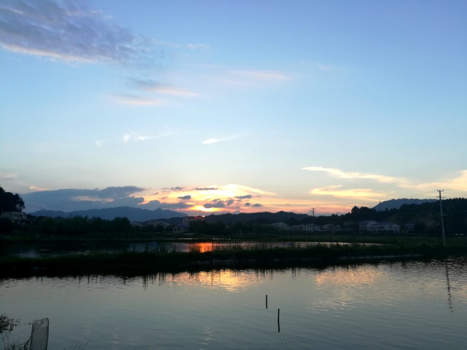 A_distant_view_of_Qingshanqiao_Town,_Hongjia_Mountain_(left)_and_Furong_Mountain_(right)_in_Ningxiang,_Hunan,_China,_Picture3