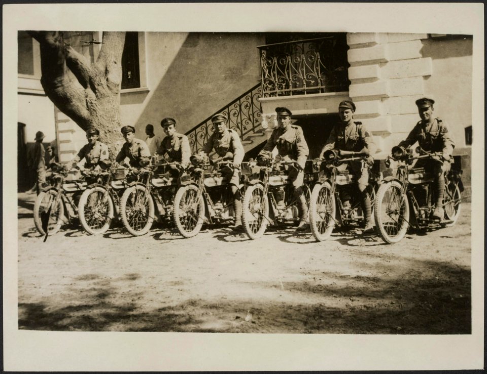 A_detachment_of_motor_cyclists_with_the_armoured_car_section.,_Bestanddeelnr_158-1916