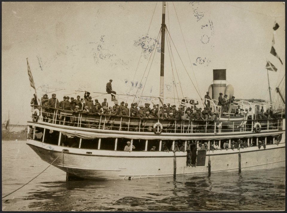 A_daily_scene_at_Salonica._Greek_volunteers_arriving_to_join_the_new_force,_Bestanddeelnr_158-2490