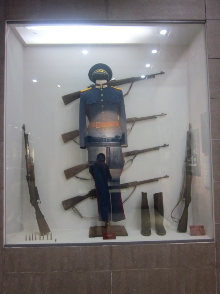 A_military_uniform_(replica)_and_guns_are_on_the_exhibition_in_the_Museum_of_Xinhai_Revolution_Figures
