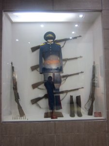 A_military_uniform_(replica)_and_guns_are_on_the_exhibition_in_the_Museum_of_Xinhai_Revolution_Figures
