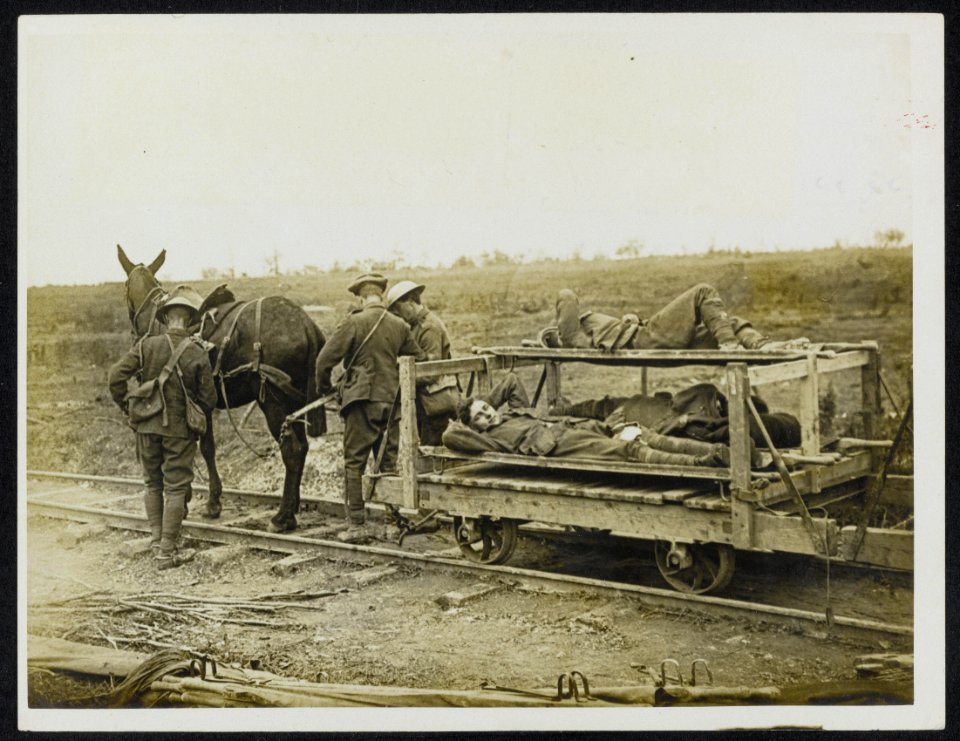 A_light_railway_just_behind_the_line_for_transporting_wounded,_Bestanddeelnr_158-0903