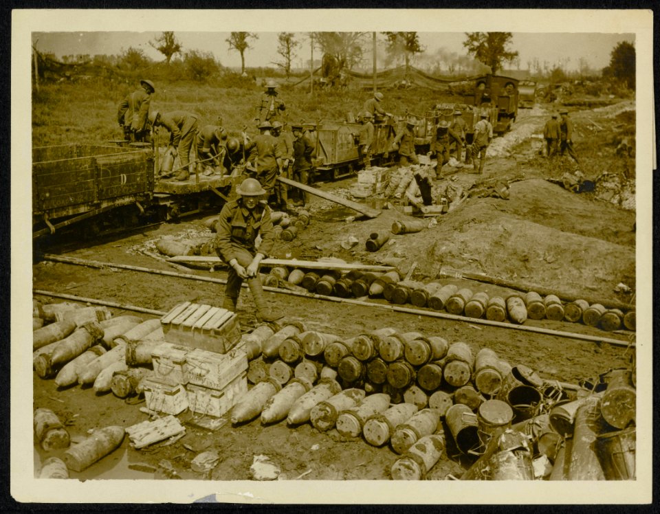 A_light_railway_bringing_up_ammunition.,_Bestanddeelnr_158-1444