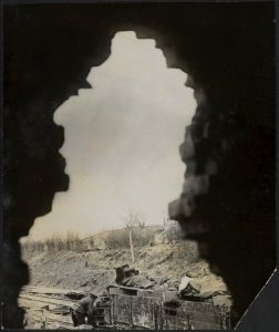 A_light_railway_used_for_carrying_wounded,_seen_through_a_shell_hole,_Bestanddeelnr_158-2715
